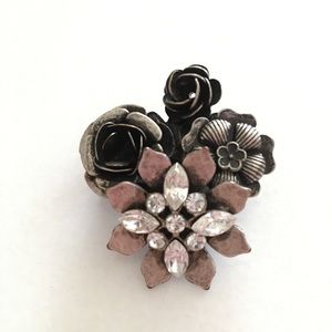 ⭐️ Floral cluster brooch